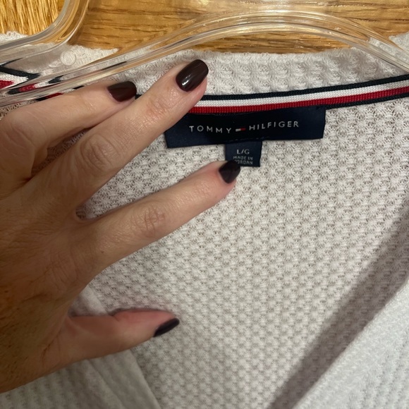 White button front top Tommy Hilfiger SZ L Thermal texture v neck long s… - Picture 11 of 12